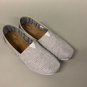 Black and White Word Search Toms